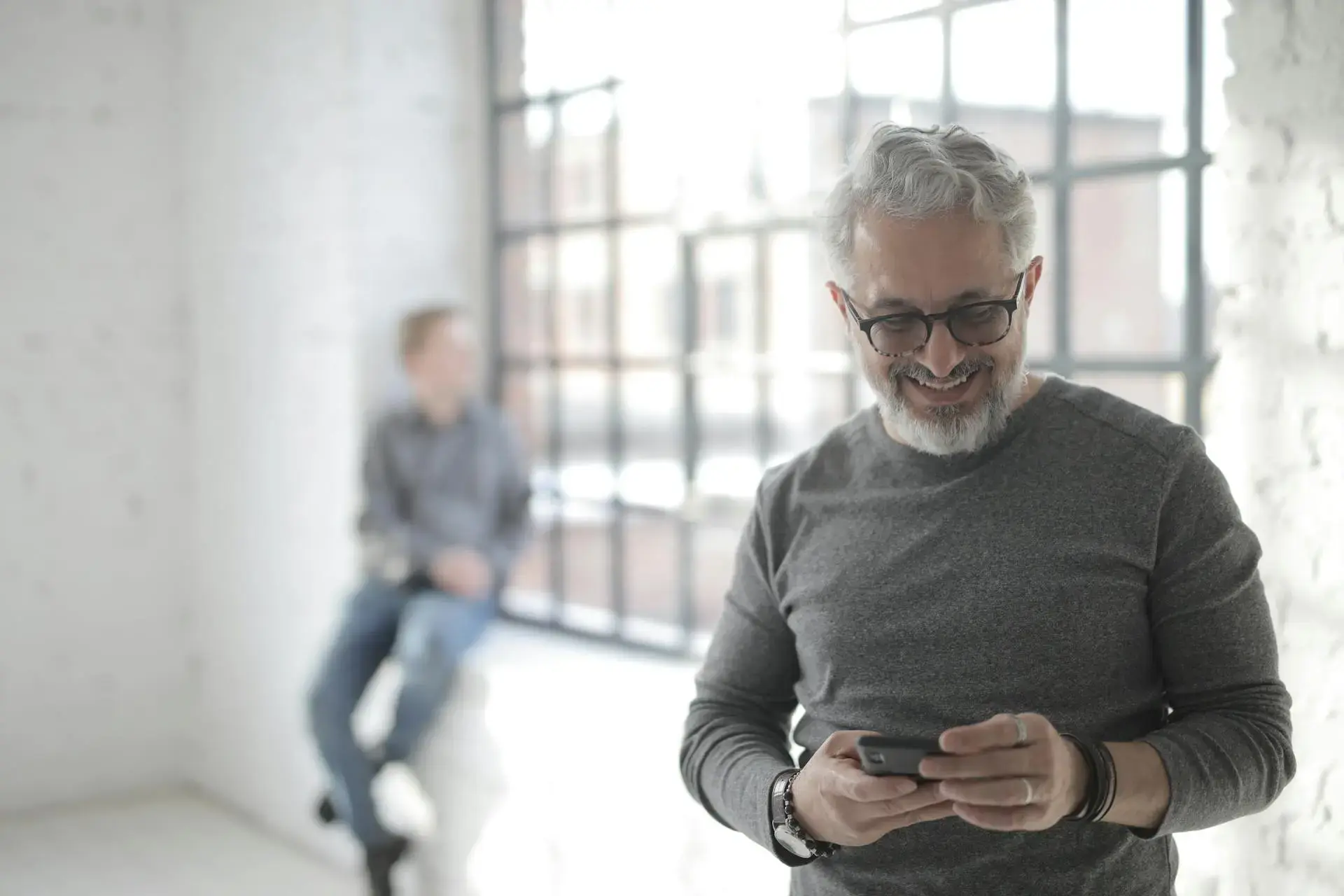 Una persona utilizando la aplicación de comunidades de vecinos Hoodely