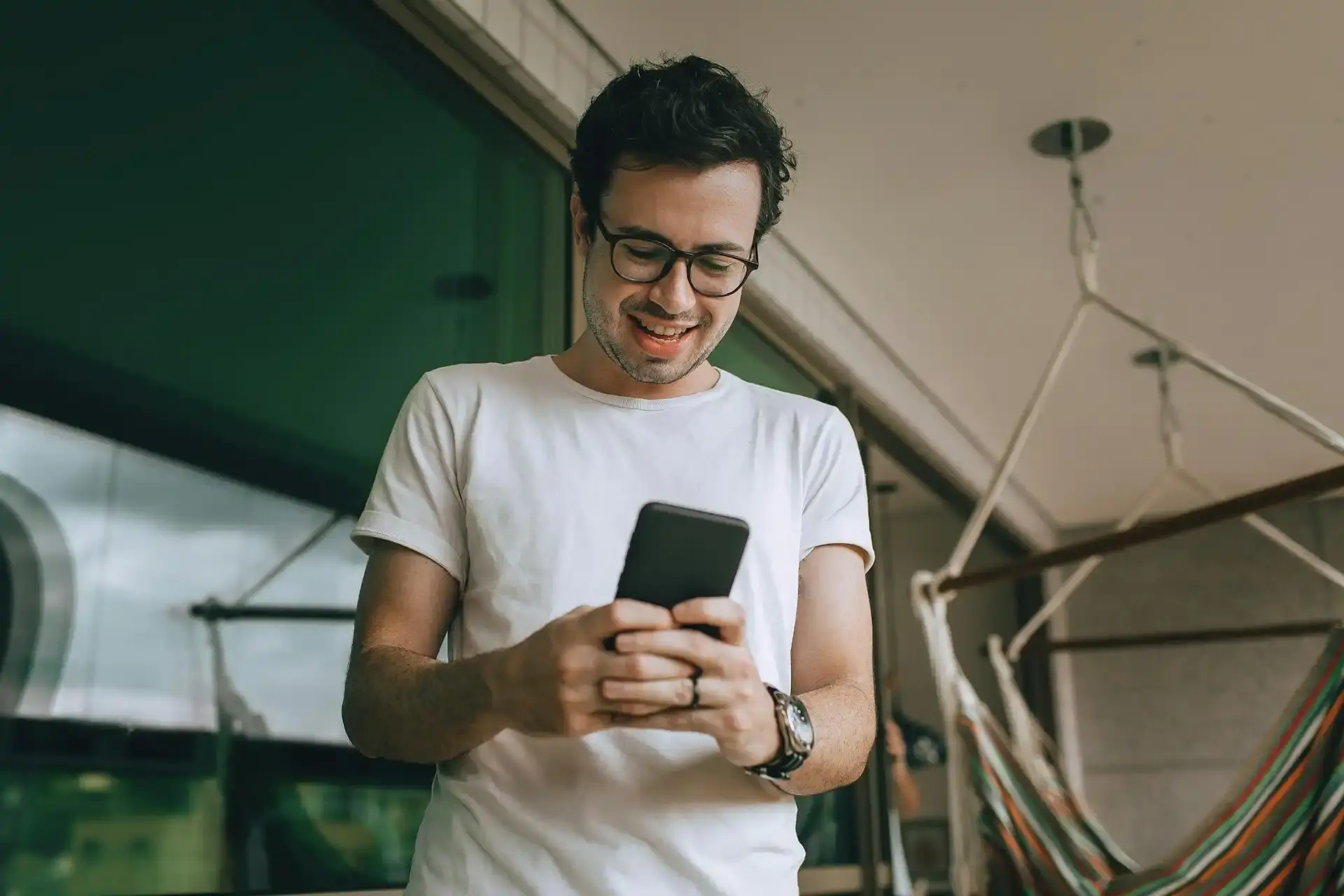 Una persona utilizando la aplicación de comunidades de vecinos Hoodely